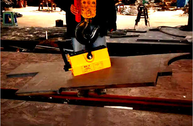 鋼材制品車間磁力吊吸附鋼板中