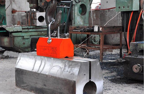 鋼制機械設(shè)備生產(chǎn)車間吸吊作業(yè)